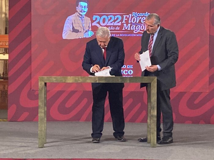 AMLO firma decreto que garantizará el abasto de agua en Nuevo León