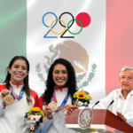 AMLO felicitando a medallistas
