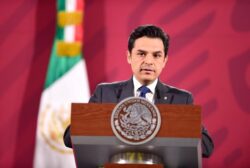 Zoé robledo presenta convocatoria de médicos especialistas